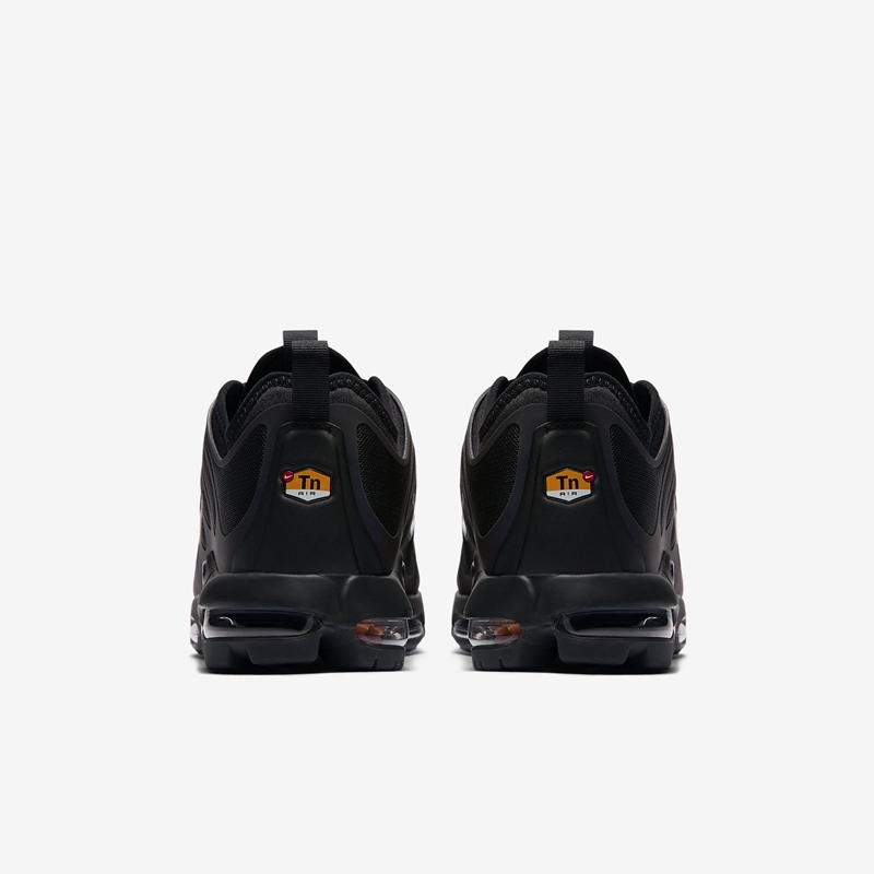 air max plus ultra triple black