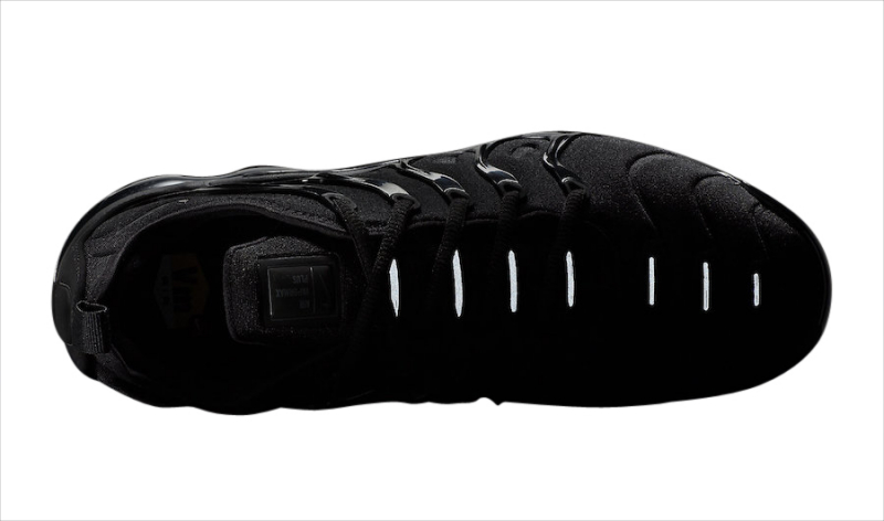 triple black air vapormax plus